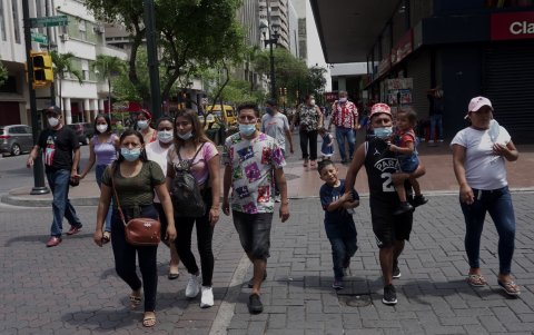 Personas caminan por el centro de Guayaquil en feriado de fin de año.
