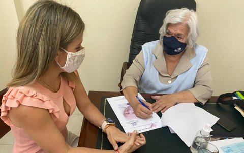 La presidenta de la asociación firmó varios convenios que han permitido obtener insumos.