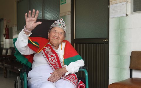 Ni la presencia del virus en el país, le quitó la corona a María Augusta Pólit, de 103 años; Princesa de Navidad, la mayor del Hogar.