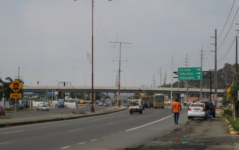 Los residentes reclaman que el entorno de las ciudadelas aledañas al puente, no sea el adecuado. Para qué pagar tanto impuesto, se cuestionan.