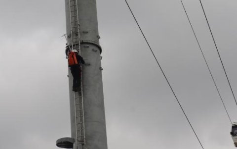 Ellos suben por los pilares de la Aerovía, si esta se queda paralizada