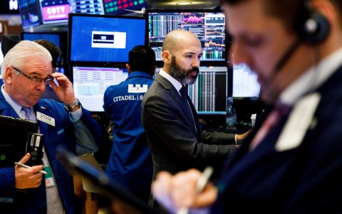 Varios corredores de bolsa trabajan en el parqué de Nueva York (EE.UU.).