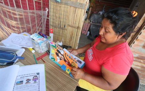 Padres de familia y tutores ayudan a los niños a desarrollar las tareas estudiantiles para aprobar el año.