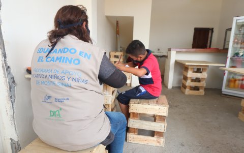 Los tutores trabajan en los portales o al pie de las casas de los niños.