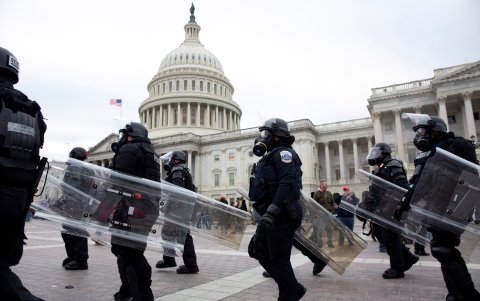 Las autoridades policiales evacuaron a los portavoces del congreso.