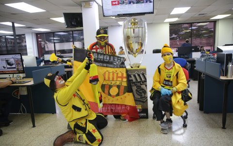 Alegría. El payaso Trulito se arrodilla ante el trofeo ganado por el Ídolo, mientras que Miguel Arana muestra la bandera de Barcelona.en el 2020.)