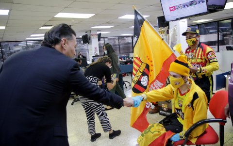 Alfaro Moreno (i), presidente de Barcelona, saluda al hincha Kendy Plaza.