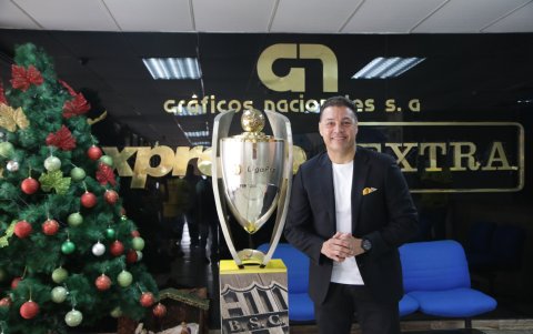 Carlos Alfaro Moreno, en Gráficos Nacionales, con el trofeo ganado por Barcelona.