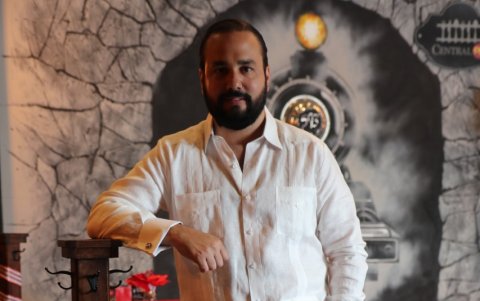 Su gusto por la guayabera la heredó de su abuelo paterno.