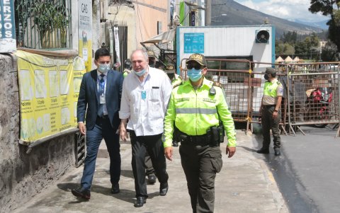 Abdalá Bucaram acudió hasta la cárcel 4 de Quito, para visitar a su hijo Jacobo, quien está detenido por varios procesos.