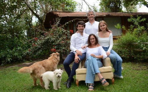 Cristina Latorre en compañía de esposo e hijos Emilio y Juliana.
