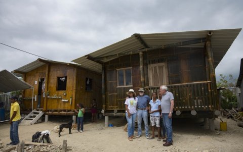 Barrio Nueva Esperanza, en Atacames, con promociones del Colegio Americano de Quito.