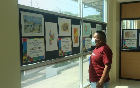 Exposición de cuadros de pinturas elaborados por jubilados del Seguro Social.