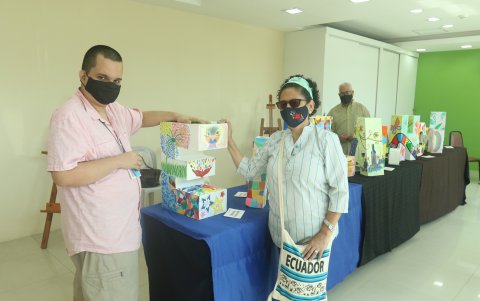 En la exposición de arte de jubilados del IESS, las letras en tres dimensiones donde también se hacen diseños.