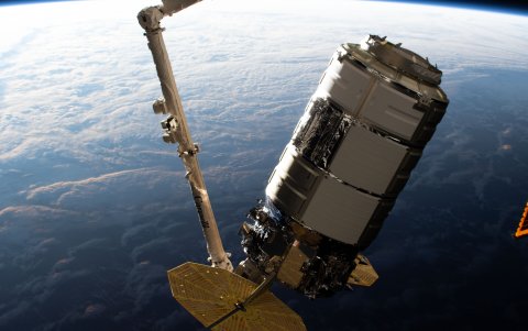La nave de carga Cygnus abandona la EEI para una misión orbital.