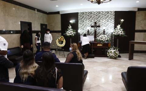 Despedida. Familiares y amigos asistieron al sepelio del recordado empleado canario, quien mañana será sepultado.