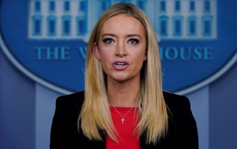 La portavoz de la Casa Blanca, Kayleigh McEnany, fue registrada este jueves, durante una rueda de prensa acerca del asalto de simpatizantes del presidente Donald Trump al Capitolio el día anterior, en Washington.