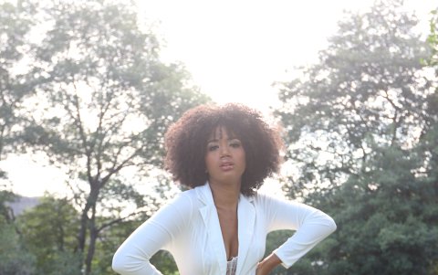 El blanco transmite pureza y elegancia.