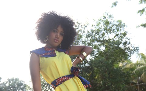 Look con detalles autóctonos.