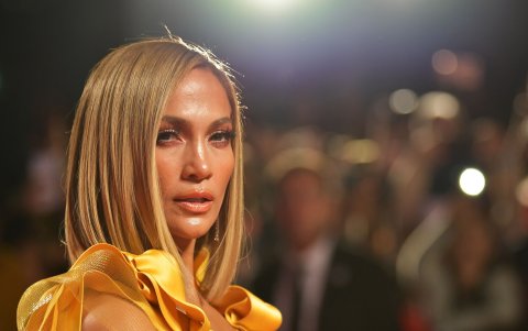 Jennifer López luce el color rubio vainilla.