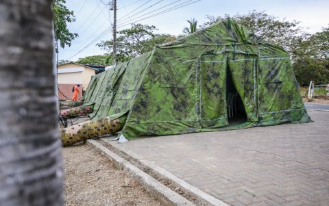 Estructura. Las carpas se instalaron hoy y están abastecidas con medicinas, indicó la alcaldesa Viteri.