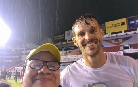 Diciembre de 2020. El doctor Arce se tomó una foto en Casa Blanca junto a Javier Burrai, el héroe de Barcelona en la definición por penaltis.