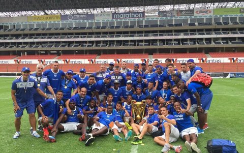Diciembre de 2015. El médico ecuatoriano junto al plantel de Emelec que se coronó tricampeón ecuatoriano en el estadio de Liga de Quito.