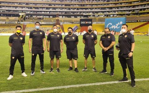 Una parte del equipo humano que trabaja en Barcelona junto al doctor Andrés Arce.