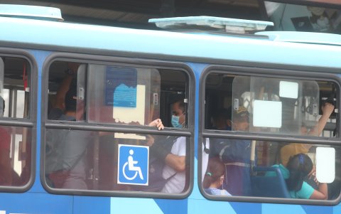 La metrovía siempre está llena. Tanto en sus paradas como en sus unidades.