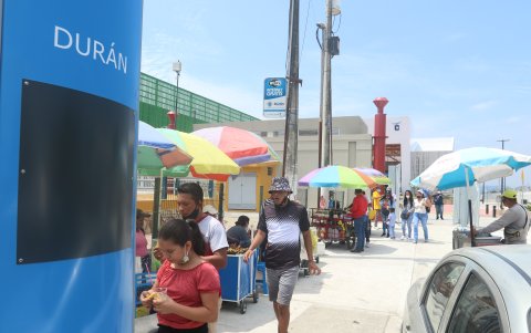 Comercio. Una variedad de productos se venden en el exterior de la estación de la Aerovía.