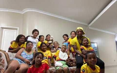 Nixon Molina, junto a su familia, celebrante el título de Barcelona.