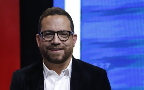 El debate finalizó con la intervención del candidato Juan Fernando Velasco recitando parte de su canción 