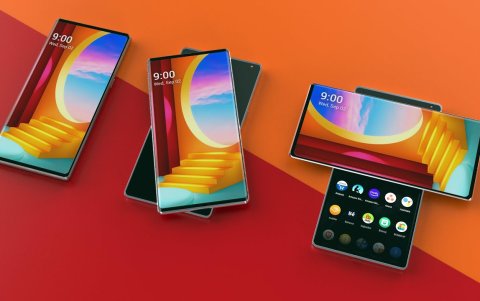 LG WING. La forma se asemeja a una especie de cruz, con una pantalla horizontal arriba y una cuadrada justo debajo.