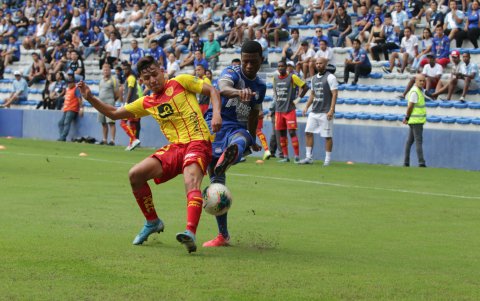Jackson Rodríguez (d) lucha por ganarse la titularidad en la banda izquierda del equipo millonario.