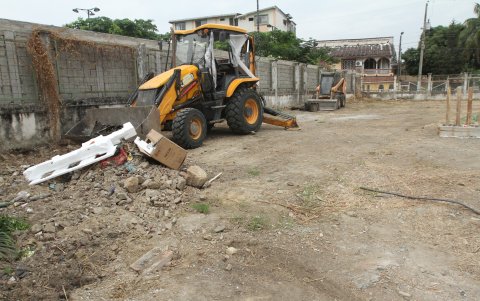 Territorio. En el predio se puede visualizar maquinaria.