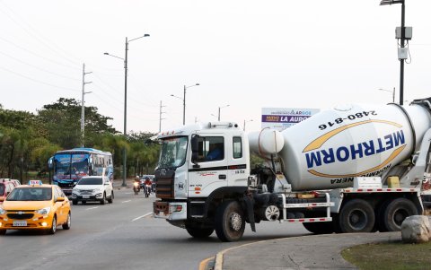 Vehículos pesados, como se observa en la imagen, circulan a diario por la avenida.