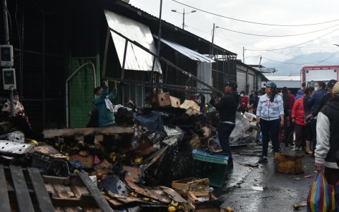 El sábado, un incendio arrasó con 28 puestos de frutas en el mercado de mayoristas, al sur de Quito. Los comerciantes perdieron un promedio de $ 6.000 por puesto.