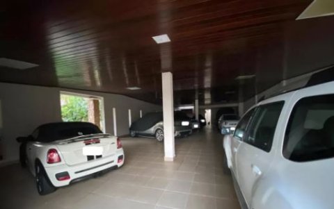 Algunos de los carros de lujo incautados.