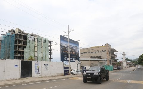 Dos torres de departamentos en Torres de la Costa