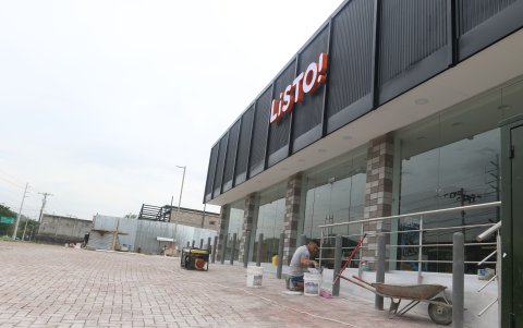 La tienda y cafetería está casi lista.