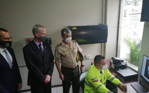 A la presentación también acudieron Geovanny Ponce, director nacional de Investigación Antidrogas, y Mario Merino, jefe de Antinarcóticos de la Zona 8.