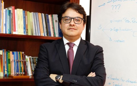 Esteban Ron es experto en temas electorales, abogado y director de la Escuela de Derecho de la Universidad Internacional del Ecuador.