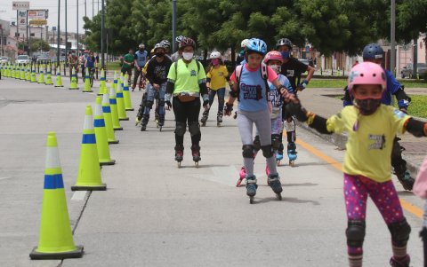 Actividad. Decenas de niños han participado en las ciclovías recreativas de la Isidro Ayora.