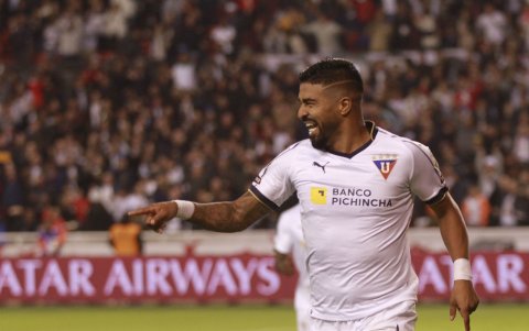 Liga de Quito deja ir al goleador Rodrigo Aguirre por lo caro que resulta su sueldo.