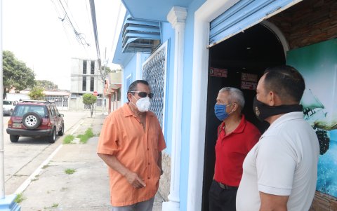 Habitantes. Tres jubilados conversan sobre la inseguridad que hay en la ciudadela Villamil. Solicitan más presencia policial y que se instalen más cámaras de vigilancia.