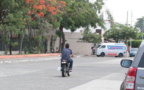 2. Motocicleta. EXPRESO visitó tres veces la zona y en una pudo confirmar que en la ciudadela Villamil circulan motos sin placa, como se ve en la foto tomada al mediodía de ayer.