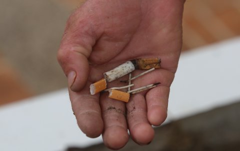 Los vecinos barren las colillas que dejan las personas, que consumen sustancias sujetas a fiscalización, en la vía pública.