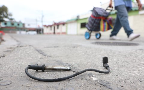 Los moradores de la ciudadela Villamil dicen que a diario se roban accesorios y baterías de los carros, muestran cómo los delincuentes botan partes de los vehículos.