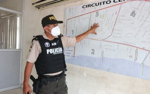 El sargento primero de la Policía Nacional, Kleber Quinzo, muestra en mapa la ciudadela Villamil y los controles que realizan.