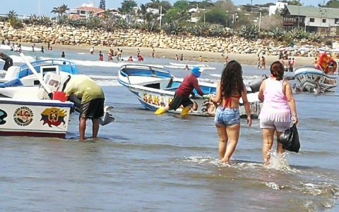 En la foto se ve la llegada de las embarcaciones y los turistas que deben tener cuidado para no golpearse, ya sea al caminar o al nadar entre las naves.